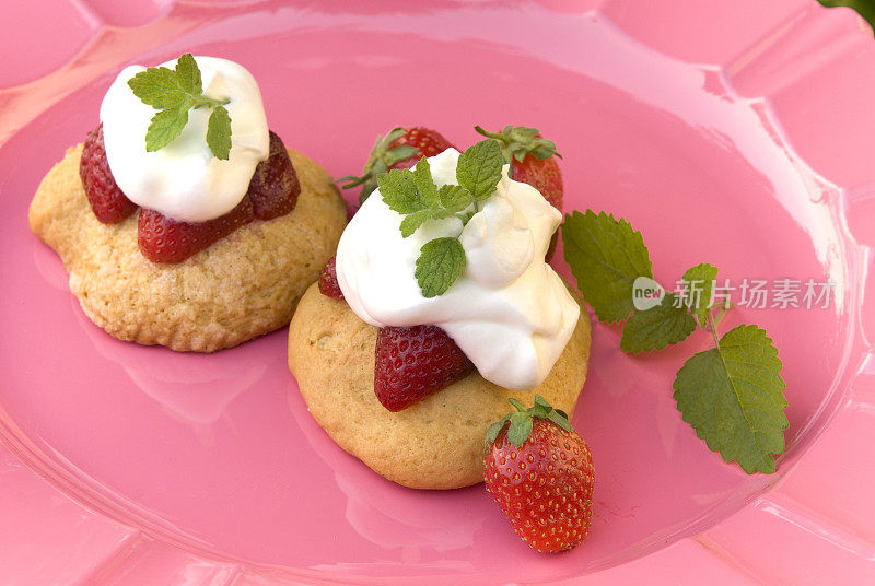 草莓酥饼，蛋糕顶部淋上鲜奶油草莓甜点