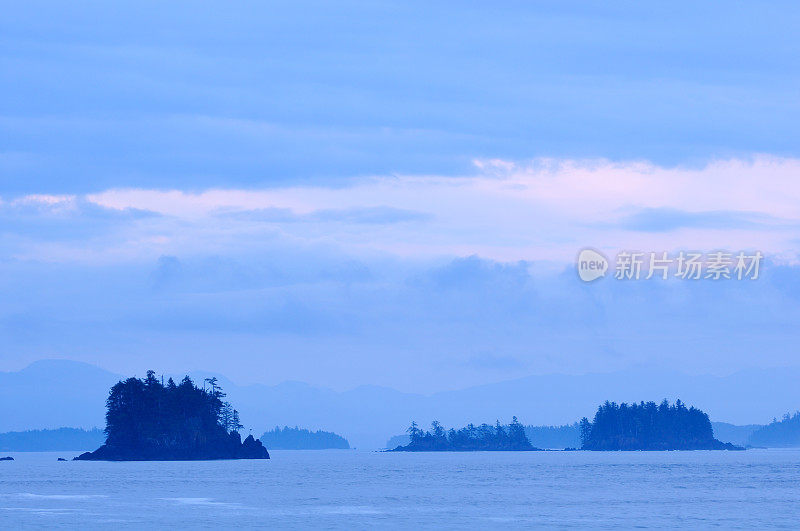 黄昏的海景，在温哥华岛的地平线上有小岛屿