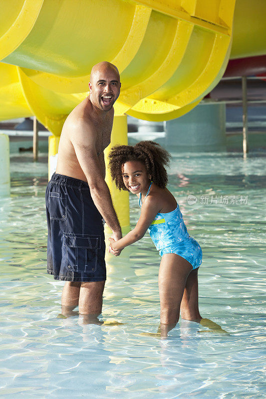 女孩和父亲在水上公园