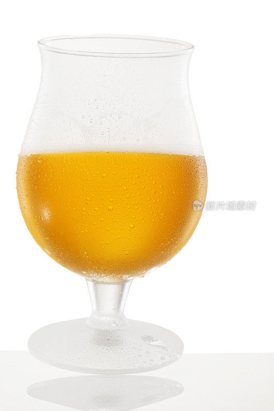 冰镇的啤酒杯中满是凝结的水珠