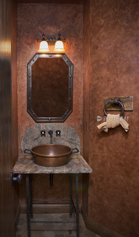 古董风格的铜水槽盆在一个小浴室