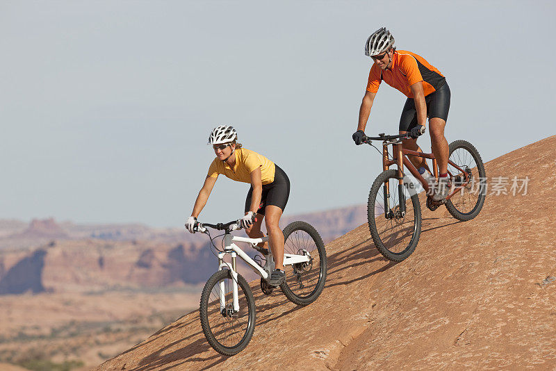 骑自行车的人在摩押，犹他州地区的陡坡上比赛