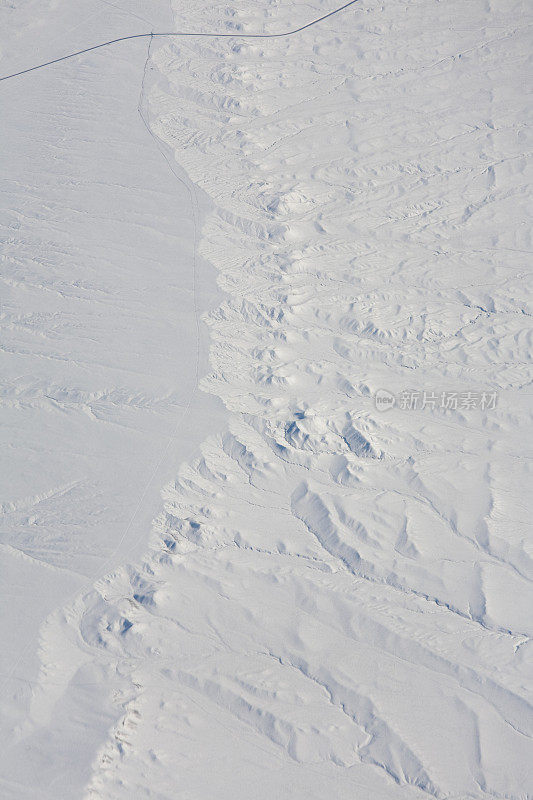 雪覆盖地形的Arial视图