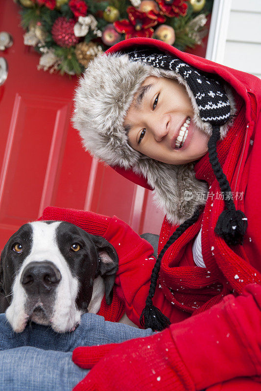 圣诞节-大丹犬躺在户外与年轻人