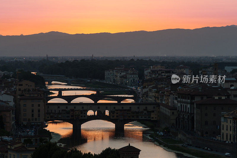 意大利托斯卡纳，佛罗伦萨，老桥上的日落