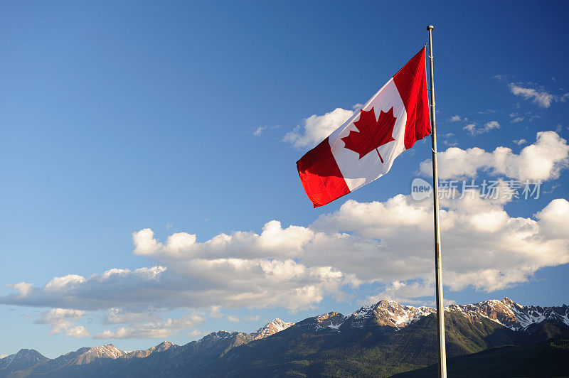 落基山脉上的加拿大国旗