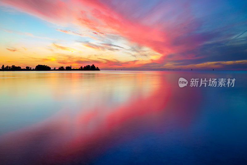 海湾日落与戏剧性的天空