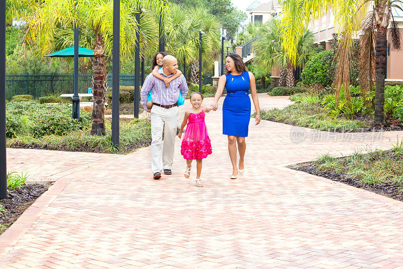一个美国黑人家庭在公园散步