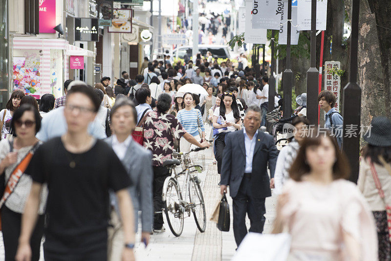 一群日本人走在街上