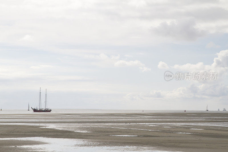 瓦登海上的船(Terschelling)在背光