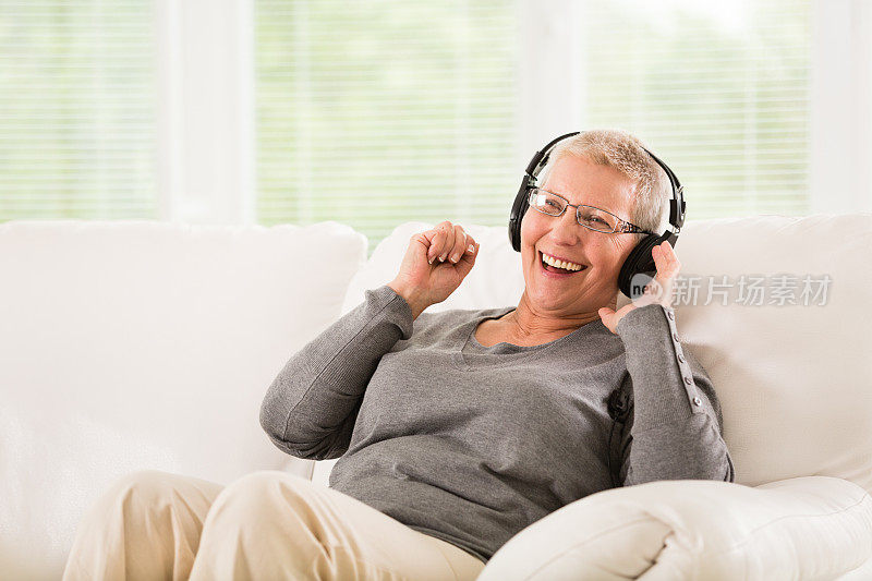 老女人在听音乐