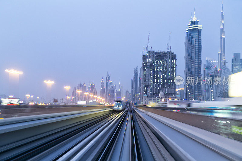 迪拜天际线和地铁线路在黄昏阿联酋