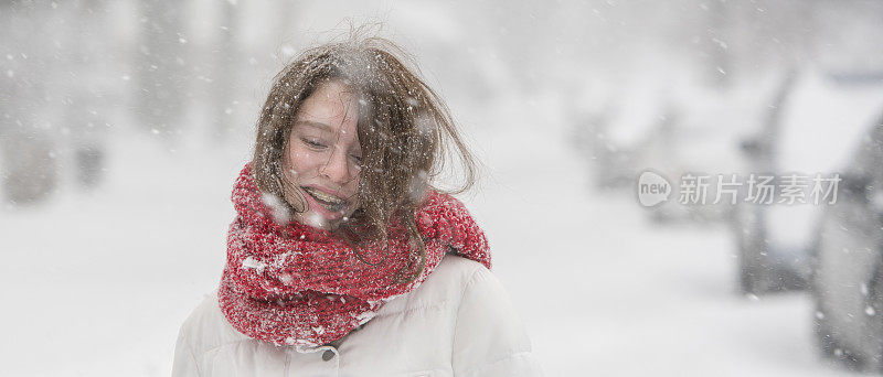 雪下的少女在街上