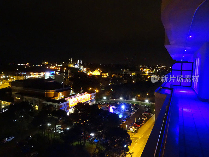 伯恩茅斯海滨、码头和剧院的夜间天际线图像