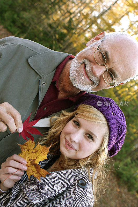 秋天里的爷爷和孙女