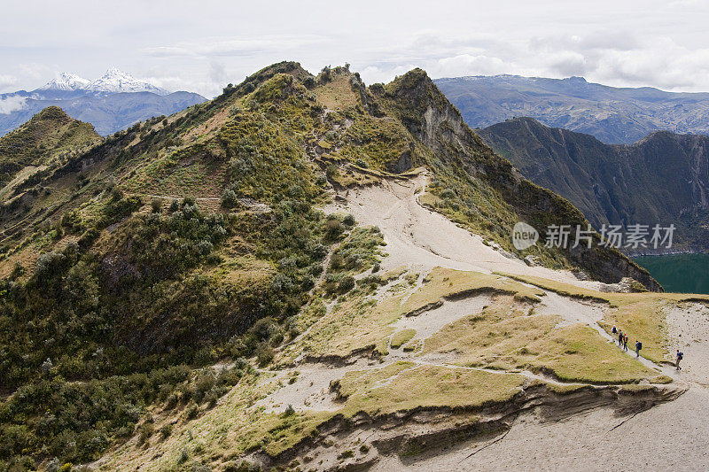 走在基洛托阿火山上