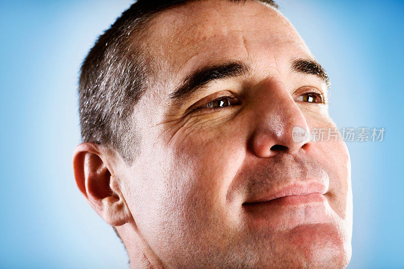 英俊成熟的男人满意的微笑