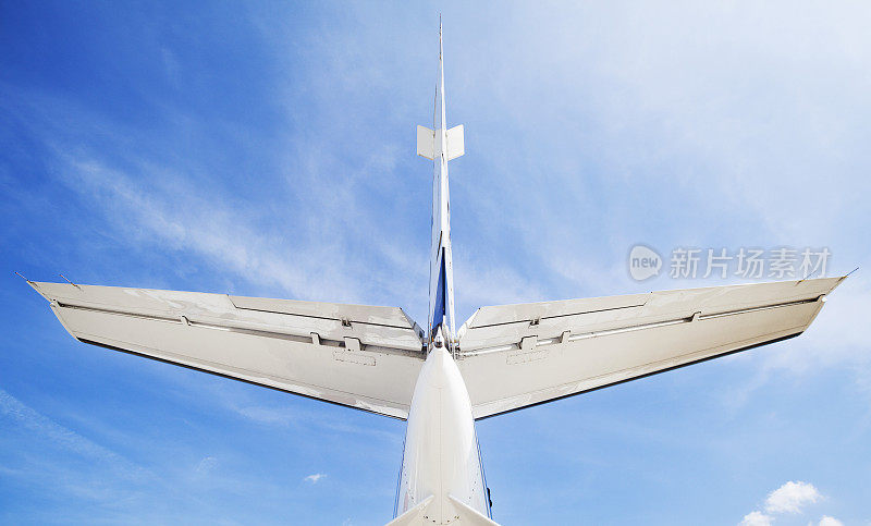 飞机尾部和机翼。航空。蓝色的天空。云。