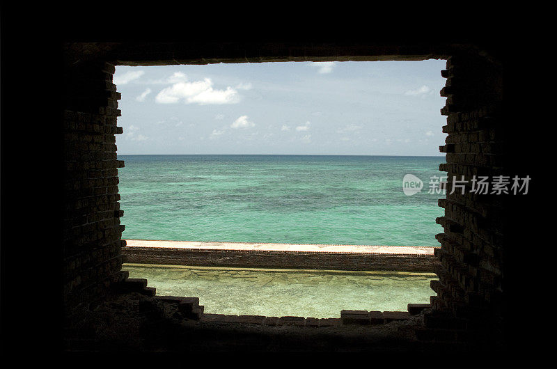 透过古堡窗口，可以看到海景。