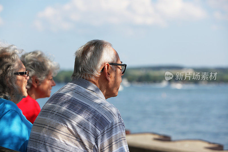 老年人在湖边观光