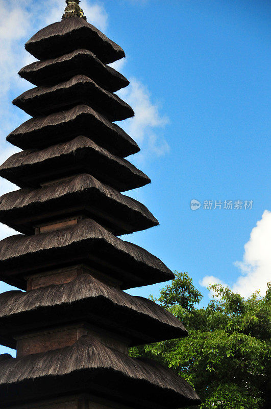 印度尼西亚巴厘岛:欧藤寺公园，梅鲁塔屋顶