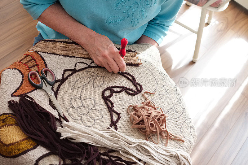 正在织地毯的女士。