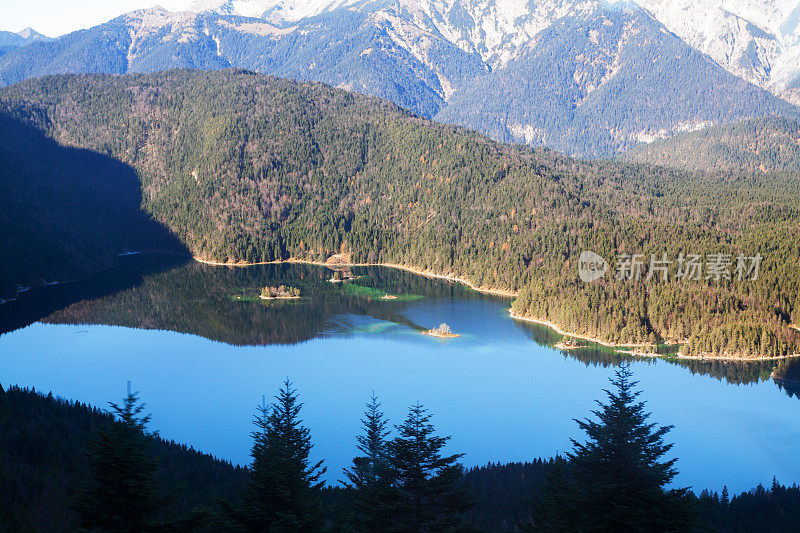 空中的秋天全景Eibsee