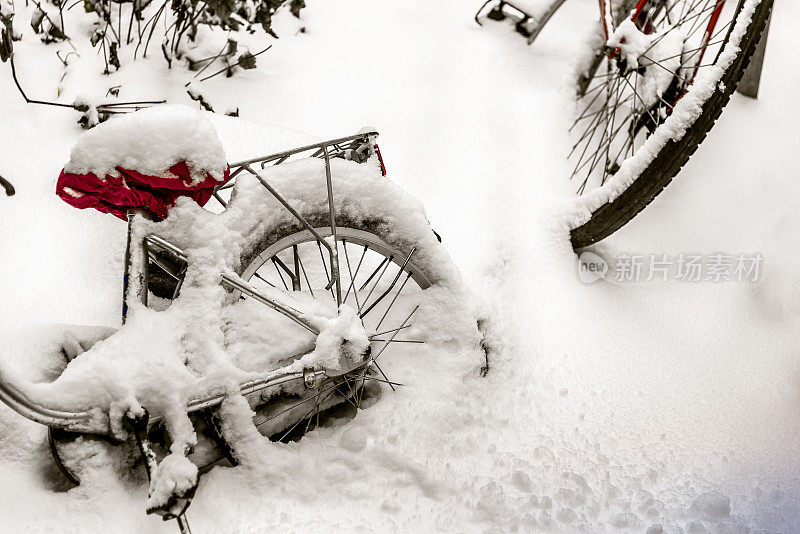 近距离的雪裁剪自行车粘在雪中