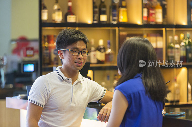 一对浪漫的年轻情侣在新加坡约会