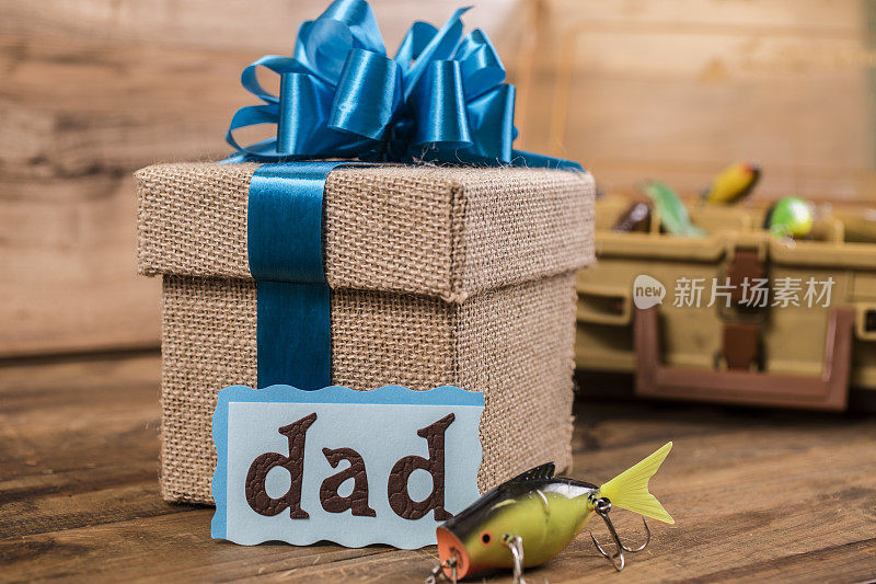 父亲节钓鱼送给爸爸的礼物。棕色粗麻布盒子。弓。