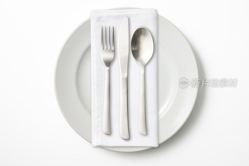 白色背景上的白色盘子和餐具的孤立镜头