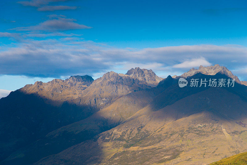 新西兰皇后镇壮观的山峰全景