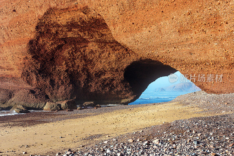 非洲摩洛哥莱齐里大西洋海滩上的石拱