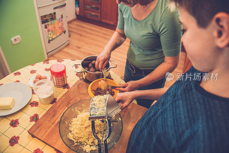 欧洲南部:米粉土豆汤团