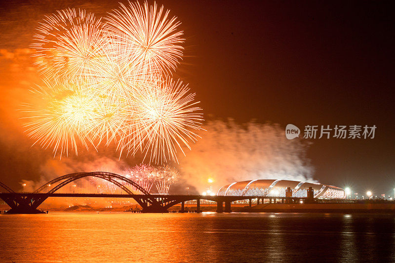 庆祝烟花，城市夜景