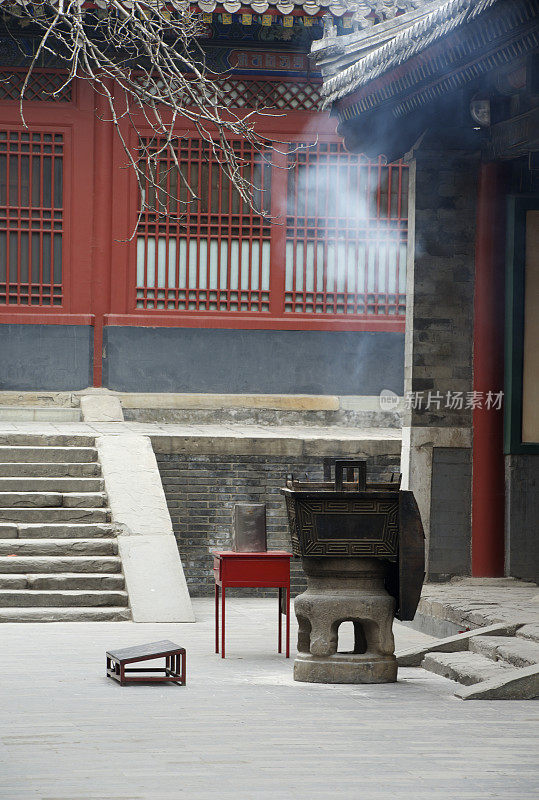 北京雍和宫跪凳和香炉