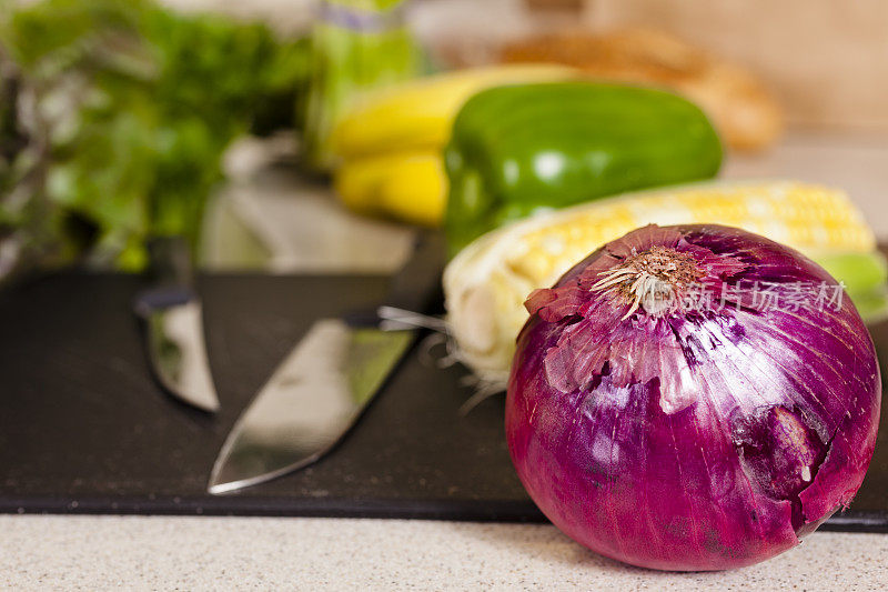 食物:红洋葱等蔬菜切菜板用刀切