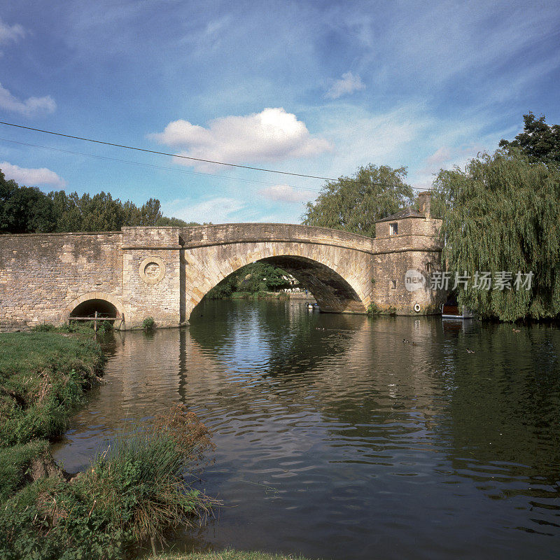 英格兰科茨沃尔德,Lechlade