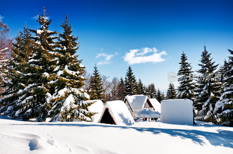 冬天被雪覆盖的高山小屋