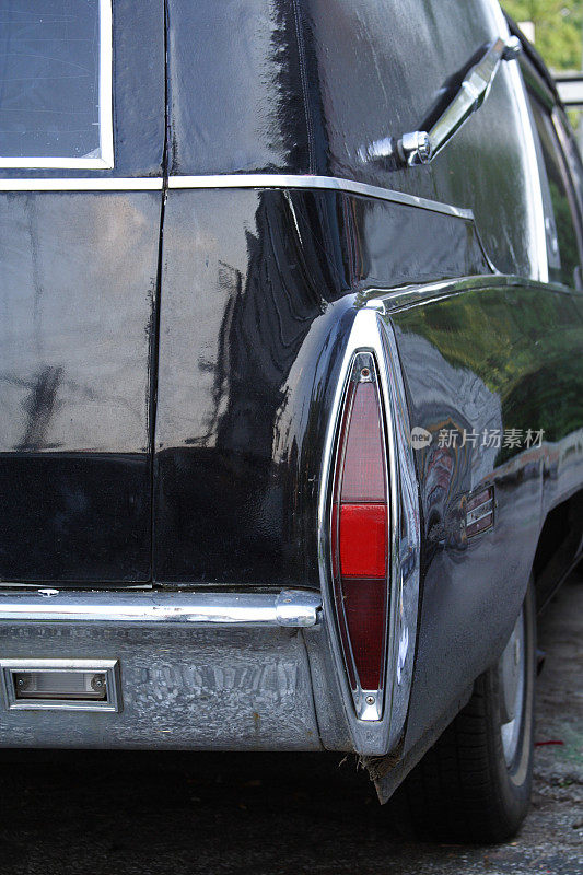 一辆黑色1972年凯迪拉克灵车的后视图