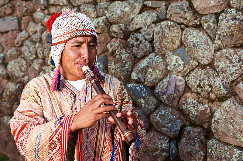 秘鲁人吹长笛的肖像，印加遗址，皮萨克