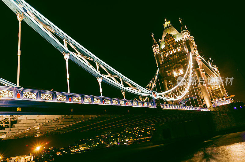 伦敦塔桥上的交通灯