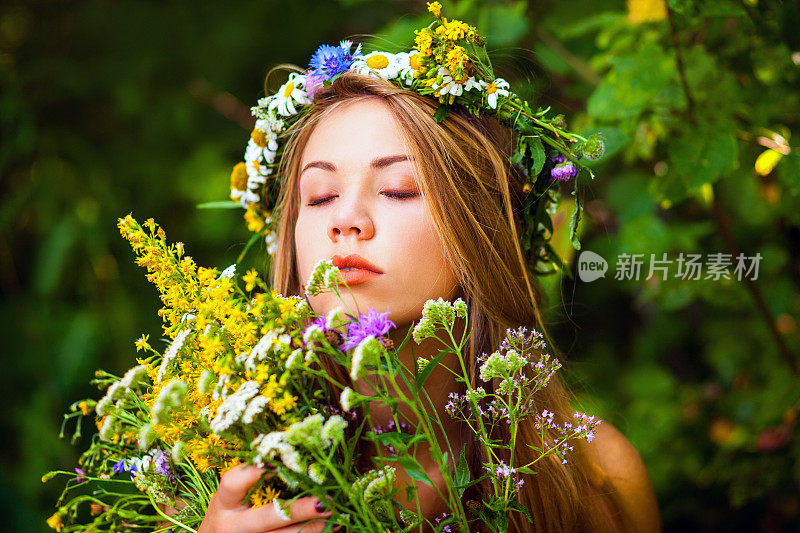 戴花圈的漂亮女人