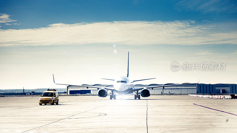 跟我来一辆在机场滑行的空中客车