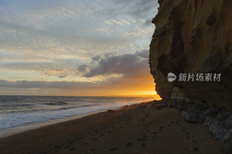 英国多塞特海滩上美丽的日落