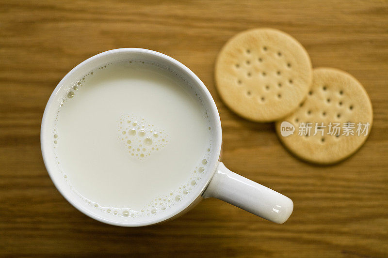 黄油饼干和一杯牛奶