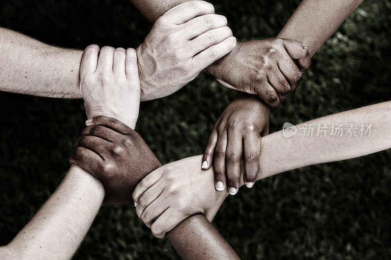 我们团结:六只手紧握黑白