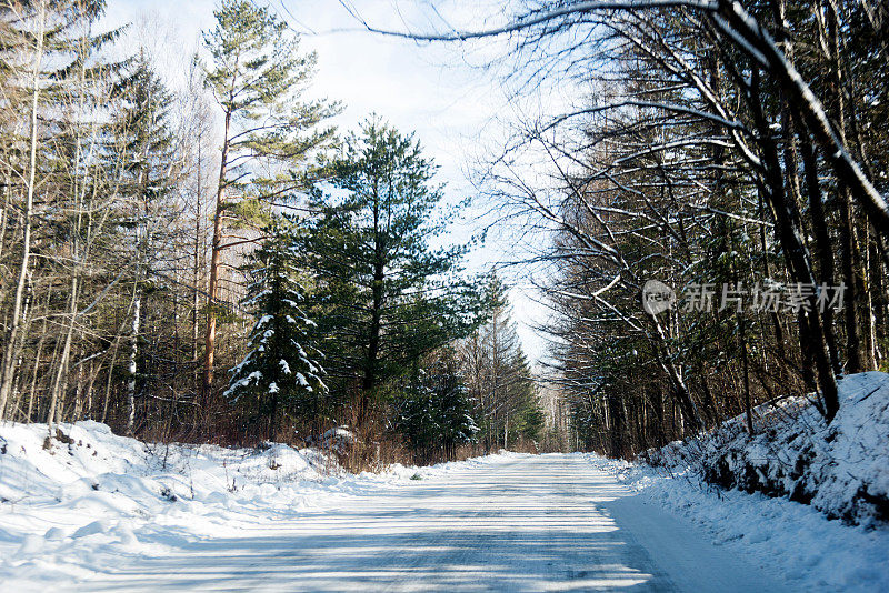 冬天下雪的路