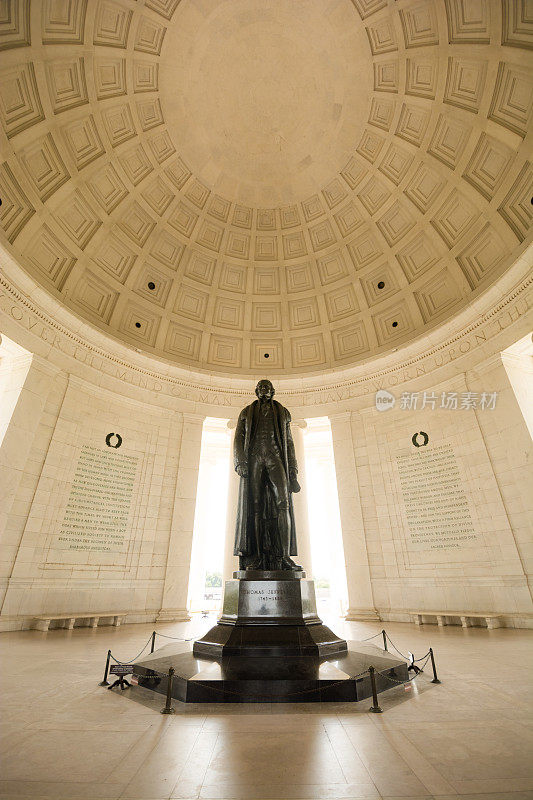 托马斯·杰斐逊纪念堂位于华盛顿特区潮汐湖畔