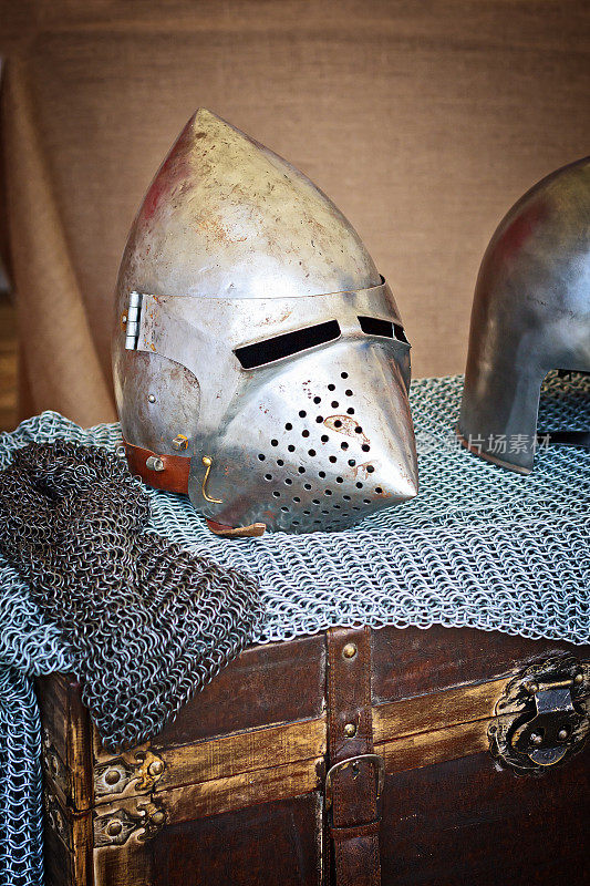 中世纪盔甲头盔和锁子甲
